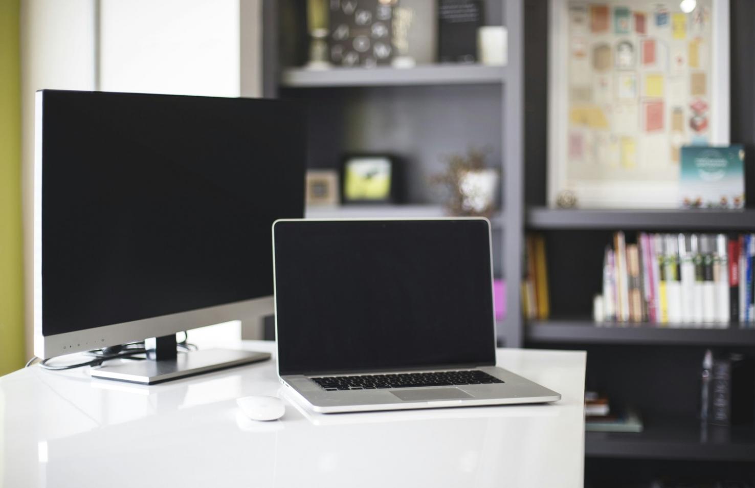 Espace de travail avec documents financiers et planning mensuel organisé
